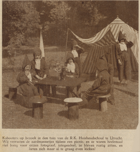 874395 Afbeelding van als kabouters verklede kleuters tijdens een picknick in de tuin van de R.K. Industrie- en ...
